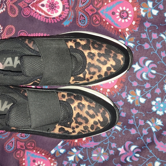 ➶➶➶➶➶ Anne Klein Backdoor Sport Leopard Print Sneakers  ➷➷➷➷➷ - Picture 2 of 11